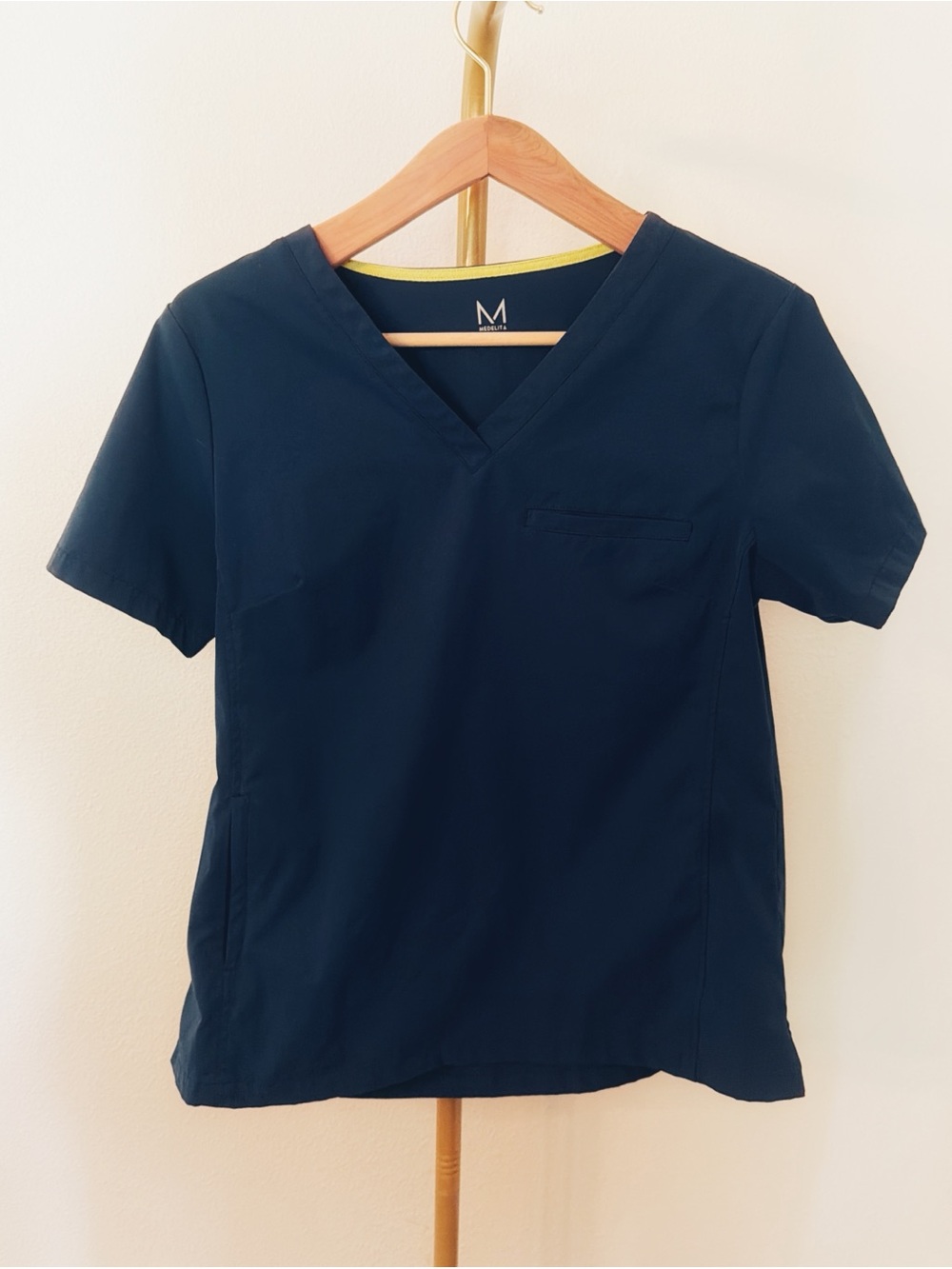 Medelita V-Neck Scrub Top | Size Medium | Navy | EUC